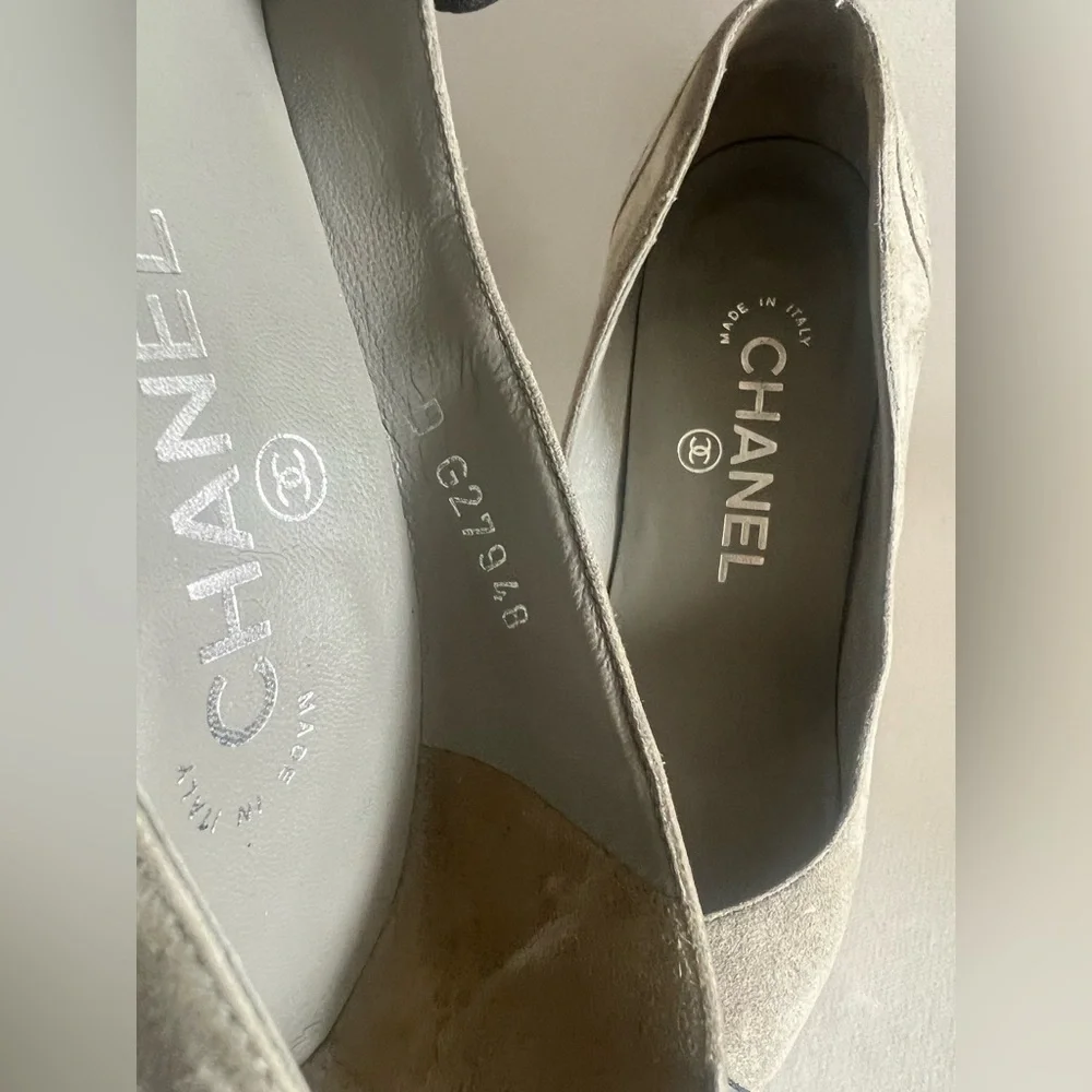 Chanel interlocking cc suede pump